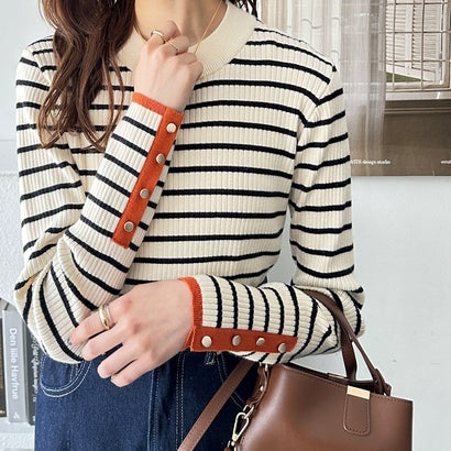 ジーラ GeeRA 袖口ボタン配色ハイネックリブニット （白系ボーダー）のサムネイル