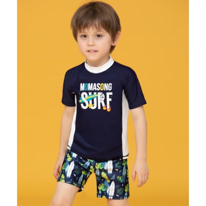 ■セット内容・3点セット・トップス・パンツ・キャップKIDS SWIMWEAR80cm?150cm ・3SET・CheckPoint「動きやすくて、かっこいいスポーティデザイン♪」腕が上がりやすく、動かしやすいラッシュガード水着♪夏っぽいプリントトップス×スイムパンツの爽やかなデザイン- Detail Check Point -point01紫外線からお肌を守る！ママも安心でHAPPYお子様のデリケートな素肌を日焼けからばっちりガード◎point02お洋服感覚でお着替えOK！シャツのように上からすぽっと被るだけ！1人でも着替えやすいpoint03お着替えもおトイレも楽々上下セパレート◎お着替えもおトイレも自分で出来ちゃう！？ママも楽ちんpoint04ウエストは紐で調節OK身体にぴったりフィットあると嬉しいウエスト調節◎身体にぴったり合わせられるpoint05熱中症対策にもなる嬉しいキャップ付き頭を護るキャップがセット手軽に全身コーデがキマるSNS映え間違いなし！キュートな水着で最高の思い出を残そう！いいね！がいっぱい♪可愛いわが子のキラキラショット☆#水着#キッズコーデ #親バカ部【商品仕様】・裏地：あり　（パンツ・フロントライナー）・ジッパー：なし・ウエスト調節：紐あり・金属パーツ：なし・プラスチックパーツ：なし■注意事項●サイズ表をご確認の上、お間違いのないようご購入下さい。●サイズは平置きで測定したサイズです。※身幅は脇の下から2.5cm下の幅をまっすぐに測定したサイズ　ウエストは履き口幅を測定し、2倍にしたサイズです。※サイズは、実寸サイズを測っているため多少誤差がでる場合があります。　製造工程の関係上、各採寸箇所実寸(平置き)より【約-2cm?+2cm】程度は　誤差の許容範囲とさせて頂いておりますので、予めご了承くださいませ。●商品のお色は、照明の関係で実物と多少の違いが生じることがございます。ご了承ください。●生地の取り方により、柄の位置等写真と異なる場合がございます。ご了承ください。●手絞りの場合は弱く、遠心脱水の場合は、短時間で絞ってください。【製品寸法】■Size　・3T(80cm)　　参考身長 　　：75-85cm　　着丈　　　　　：36cm　　身幅　　　　　：26cm　　ゆき丈　　　　：23cm　　ウエスト　　　：42cm　　A/Bパンツ丈　：25cm　　C/Dパンツ丈　：22cm　　頭周り　　　　：全サイズ共通：41cm　・4T(90cm)　　参考身長 　　：85-95cm　　着丈　　　　　：38cm　　身幅　　　　　：27cm　　ゆき丈　　　　：24.5cm　　ウエスト　　　：44cm　　A/Bパンツ丈　：26cm　　C/Dパンツ丈　：23cm　　頭周り　　　　：全サイズ共通：41cm　・5T(100cm)　　参考身長 　　：95-105cm　　着丈　　　　　：40cm　　身幅　　　　　：28cm　　ゆき丈　　　　：26cm　　ウエスト　　　：46cm　　A/Bパンツ丈　：27cm　　C/Dパンツ丈　：24cm　　頭周り　　　　：全サイズ共通：41cm　・6T(110cm)　　参考身長 　　：105-115cm　　着丈　　　　　：41cm　　身幅　　　　　：30cm　　ゆき丈　　　　：27.5cm　　ウエスト　　　：48cm　　A/Bパンツ丈　：28cm　　C/Dパンツ丈　：25cm　　頭周り　　　　：全サイズ共通：41cm　・7T(120cm)　　参考身長 　　：115-125cm　　着丈　　　　　：44cm　　身幅　　　　　：32cm　　ゆき丈　　　　：29cm　　ウエスト　　　：52cm　　A/Bパンツ丈　：29cm　　C/Dパンツ丈　：26cm　　頭周り　　　　：全サイズ共通：41cm　・8T(130cm)　　参考身長 　　：125-135cm　　着丈　　　　　：47cm　　身幅　　　　　：34cm　　ゆき丈　　　　：30cm　　ウエスト　　　：54cm　　A/Bパンツ丈　：30cm　　C/Dパンツ丈　：27cm　　頭周り　　　　：全サイズ共通：41cm　・10T(140cm)　　参考身長 　　：135-145cm　　着丈　　　　　：50cm　　身幅　　　　　：36cm　　ゆき丈　　　　：31cm　　ウエスト　　　：56cm　　A/Bパンツ丈　：31cm　　C/Dパンツ丈　：28cm　　頭周り　　　　：全サイズ共通：41cm　・12T(150cm)　　参考身長 　　：145-155cm　　着丈　　　　　：52cm　　身幅　　　　　：38cm　　ゆき丈　　　　：32cm　　ウエスト　　　：60cm　　A/Bパンツ丈　：32cm　　C/Dパンツ丈　：29cm　　頭周り　　　　：全サイズ共通：41cm【素材】A/B: 84% ポリエステル, 16% ポリウレタンC: 88% ポリエステル, 12% ポリウレタンD: 82% ナイロン, 18% ポリウレタン別カラーはこちら！ ホワイト(D：ドッグホワイト)　ブルー(D：ドッグブルー)　ブルー(C：クジラネイビー)　ホワイト(B：パームホワイト)　グリーン(B：パームグリーン)　ホワイト(A：サーフィンホワイト)