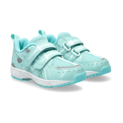 足裏のアーチが発達し、正しい歩き方を身につけていく約3歳から7歳の児童向けに展開する「PRESCHOOL」シリーズの、幅が細めのモデルです。足の曲がる位置を考慮して設計した分割ソールは屈曲性にすぐれ、足の動きにしなやかに追従。さらに、中足部にトラスティックを搭載。足のねじれを抑制し、歩行が安定します。インナーソールには抗菌・消臭効果のあるシャインアップ、汗をすばやく吸収・拡散してドライ感を保つウォーターマジックを採用。靴の中を快適に保ちます。アッパーは通気性にすぐれたラッセルメッシュで、つま先部分やベルト、アシックスストライプには人工皮革を配置したスタイリッシュなデザイン。甲の内側を1枚の布で包み込むような構造のキモノフィットタンを採用し、フィット感を高めています。運動会から通学、普段使いまでさまざまなシーンで活躍します。街灯や車のライトなどの光を反射する再帰反射材（リフレクター）をアッパーのかかと部に採用しています。■キーワードスニーカー、キッズ、子供、小学生、ウォーキングシューズ、通学【素材】本体＝人工皮革・ポリエステル　アウターソール＝ゴム底別カラーはこちら！ ブルー(ネイビー×ブラック)