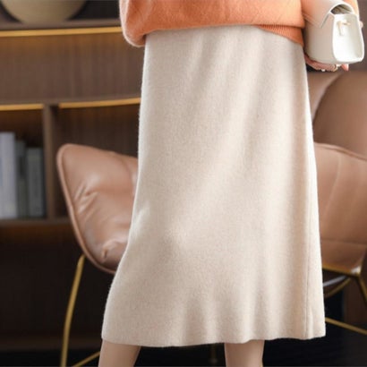 メゾンドラティール maison de LATIR 【ナロースカート】ミドル丈セミフレアニットスカート （エクリュ）