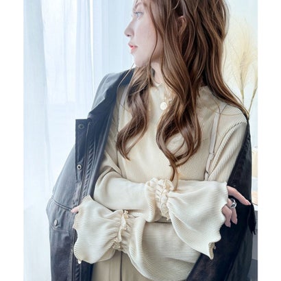 クラシカルエルフ Classical Elf 華奢見えが叶う女性の味方。キャンディースリーブプリーツメロートップス （アイボリー）