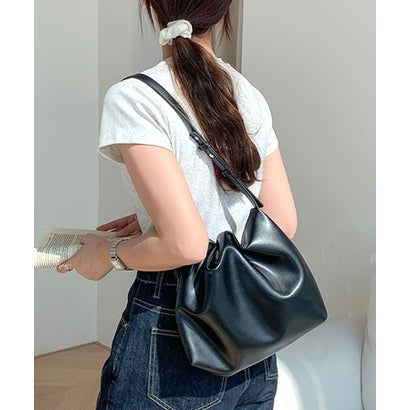 フロージュ florge ふっくらギャザーシルエットのソフトレザーハンドバッグ (ブラック)