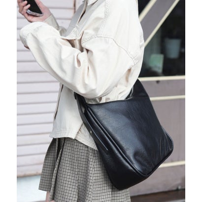 フロージュ florge 【A4収納可・軽量】ワッシャーレザーアイレットショルダーバッグ （ブラック）