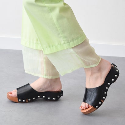 ローヒールのサボミュールサンダルは、シンプルでありながらディティールにこだわったインポートらしい一足。サボでありながらソールに切り込みがあり、屈曲性がある機能的なアイテムです。Claire Charlotte(クレア シャーロット)は、スペインの小さな町で誕生したシューズのアウトソールファクトリーからスタートした、革新と品質の象徴的なブランドです。ファクトリーのオーナーであるManoloとAntonioの兄弟は、25年にわたりシューズ業界で培った経験を活かし、数々のラグジュアリーブランドに高品質なアウトソールを提供し続けてきました。厳選された素材を使用し、細部にまでこだわった製造工程を経て作られるシューズは、見た目の美しさと履き心地の良さを兼ね備えています。最新の技法に挑戦し続けることで、常に期待を超える製品を提供し、他のブランドにはない唯一無二の価値を生み出しています。(ICカテゴリー)※靴裏に保護シールが貼ってある場合がございます。ご着用の際は剥がしてご使用ください。また、検品の際に保護シールを一部剥がす場合がございます。予めご了承ください。※生産過程に生じるキズが多少ある場合がございます。また素材の特性上、若干の色ムラ、擦れが見られる場合がございますが、こちらは素材の特性となります。予めご了承下さい。※輸送中に多少箱が破損する場合がございます。※サイズ換算(表記)はあくまで目安となります。※本革(天然皮革)の商品について素材の特性上、多少のキズやシワ、色ムラや擦れが見られる場合がございます。汗や雨などで濡れた場合、色移りする場合がございます。革の品質保持のため、できるだけ濡らさないようご注意下さい。36/23cm : 【重さ】283g / 【ヒール寸】4cm / 【プラットフォーム高さ】2cm別カラーはこちら！ シルバー　ホワイト