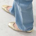 インターショシュール INTER-CHAUSSURES リボン付きスクエアフラットパンプス (ゴールド)