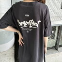 ジーラ GeeRA 綿100%アソートロゴプリントTシャツワンピース (チャコール×バックプリント)