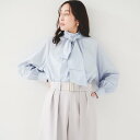 アンタイトル UNTITLED 【セレモニーにも使える】ボウタイ付 スタンドネックブラウス (サックスブルー(090))