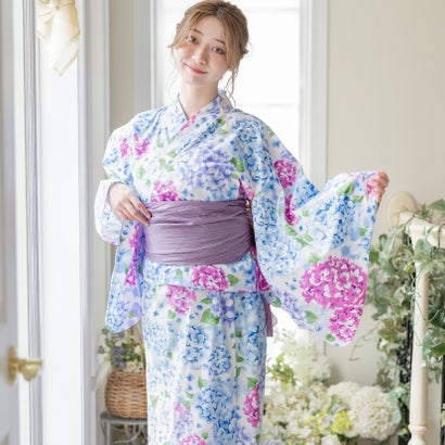 ★再入荷なし、在庫限り簡単！ワンピーススタイルも楽しめる！着回しつくす、2way浴衣スタイル花火大会にお祭り、夏のイベントやお出かけはやっぱり、「日本の夏」ならではの浴衣スタイルを楽しんで！キャサリンコテージオリジナル浴衣は、キャミワンピの上に上衣を着るだけのセパレート仕様。着付け簡単、ニュアンスカラーの兵児帯は、リボン結びするだけでかわいく決まります。もちろんワンピースだけの着用もかわいい、2way！お祭りや花火大会では浴衣として楽しんで。着心地もさらりなお気に入り柄のキャミワンピは、カジュアルウェアとしてデイリーに、暑い日のパジャマ、部屋着としても大活躍。この夏、キャサリンの2way浴衣で、いつでもどこでも、かわいくおしゃれに過ごして！いくつかの柄はキッズフリル甚平(WB003)やキッズセパレート浴衣(WB002)にも展開。ベビー、キッズと親子コーデも楽しめます。POINT01：簡単かわいい、シワ加工兵児帯簡単に結ぶだけでかわいく決まるシワ加工のやわらかい兵児帯をセットそれぞれ柄に合うニュアンスカラー帯をコーデして、トレンド感のある浴衣スタイルに02：ワンピース単体でも楽しめる！1枚で着てもおしゃれなキャミソールワンピースは、カジュアルウェアとして、部屋着にパジャマに、浴衣以外の着回しも楽しんでいただけます03：肩ヒモのアジャスターで着丈調節ワンピースの肩ヒモはアジャスター付き。10cmほど着丈の調節が可能04：ワンピースには片側ポケットありキャミワンピ左側にはポケットがついて、実用的な一面も【サイズ】詳細は画像をご確認ください※サイズ表の数値は、メーカー仕様書から引用した、商品そのものの仕上がり寸法です。実際のサイズとは誤差が出る場合がございますので、参考サイズとしてご覧ください。また、サイズ選びの際はゆとり分をご考慮ください。【セット内容】上衣、ワンピース、兵児帯の3点セット【素材】本体：綿100％帯：ポリエステル100%【商品仕様】原産国：中国伸縮性：なし生地の厚み：普通透け感：淡色部分はややありポケット：ワンピース左側にあり【ご了承いただきたいこと】《生地のネップについて》ギンガム柄(RED9/LIL9/BEG9/BLK9)の生地には、天然素材を使用しているため、表面にネップ（小さな節）が見られる場合がございます。これはほつれや汚れ、生地の不良ではなく、素材の特性によるものです。天然素材ならではの風合いとしてお楽しみいただけますと幸いです。※柄の出方には個体差がございます。柄の位置や向きについてのクレームは一切お受けできません。※ワンピーススリット部分のステッチについてレディースのキャミソールワンピースには、足元がはだけぬよう見返し部分を幅広くとり重みをもたせておりますため、縫い留めるステッチが端から離れた箇所に入っています。カラーによっては少し目立つ場合もありますが、ステッチは外さぬようご注意ください。●子供フォーマル・キッズカジュアルなどアイテムは生産時期によって、生地や色合い、その他装飾部品の色やデザイン、タグの有無やデザインが異なる場合があります。リピート購入、または同じ商品を複数点ご購入の場合はディテールに差異が生じることがございます。●海外生産品であるため、縫製 ・仕立ての甘さが見られる場合があります。●まれに新商品特有の染料のにおいが残っている場合がございます。●セール対象商品など販売期間設定の商品は、期間内に【注文を完了】していただくことで価格が適応されます。●商品写真はできる限り実物の色に近づけるよう加工しておりますが、お客様が使用するパソコンのモニター設定や部屋の照明により多少、色の変化が感じられる場合がございます。別カラーはこちら！ 他(アヤメ空色[2JJ])　ネイビー(花柄ネイビー[NVY5])　ピンク(花柄パウダーピンク[PNK5])　ピンク(水彩花柄ブライトピンク[PNK6])　ピンク(水彩花柄モーヴピンク[MPNK6])　オレンジ(水彩花柄アプリコット[ORA6])　ブルー(水彩花柄スモークブルー[BLU6])　ブルー(花柄パウダーブルー[BLU5])　他(花柄パウダーミント[MNT7])　レッド(ギンガムレッド[RED9])　ベージュ(ギンガムカフェモカ[BEG9])　ブラック(ギンガムブラック[BLK9])　パープル(ギンガムライラック[LIL9])　ネイビー(単色花柄濃紺[NVY8])