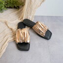 ファビーファビー FABBY FABBY. シャーリングスクエアーフラットサンダル (ゴールド)