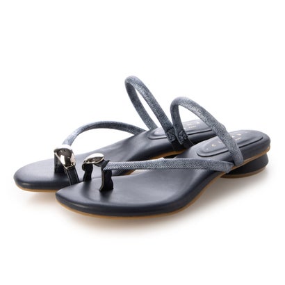 アクセサリー感覚のシルバーパーツが、品よく華やかさを添えてくれるトングサンダル。斜めストラップが足を縦長に美しく魅せてくれます☆1.5cmの低ヒールが長時間の着用に適しています。ボトムを選ばず合わせやすいので、デートやフェス、アウトドアや旅...