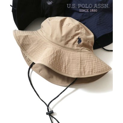 U.S. POLO ASSN./ユーエスポロアッスン UVカット サンシェード付 ロゴ ワンポイント刺繍 アドベンチャーハット/サファリハット/バケットハット/レディース メンズ■U.S. POLO ASSN./ユーエスポロアッスンアメリカ唯一のPOLO競技のオフィシャル団体として1890年に設立。米国を中心にバッグやアパレル、腕時計他幅広い商品展開を行っており、世界150カ国、公式ショップ1000店舗以上で販売が行われている。イタリアで開催されている世界最大のメンズプレタポルテの見本市である「Pitti Uomo」のファッションショーでコレクションを発表するなど、世界各国でトータルファッションブランドとして不動の地位を築いている。■素材丈夫で速乾性のあるポリエステル生地を使用。格子状に織り込まれたリップストップ仕様で、破れにくい作りになっています。軽量で肌触りも良く、オールシーズン対応、デイリーユースにも最適です。UV(紫外線)カット機能付き。■デザインミニマルなデザインとシンプルなワンポイントロゴで人気！U.S. POLO ASSN./USポロアッスンのアドベンチャーハット。頭周りは、ゴム紐のドローコードで自在に調性可能。風などで帽子が飛ばされるのを防いでくれる、調性＆取り外し可能なあご紐付き。メッシュ素材のサンシェード(日よけ)付き(後ろつば裏に収納されています)。フロントに配したブランドのワンポイント刺繍ロゴがデザインを印象的に魅せるアクセントに。定番のフォルムで合わせやすく、普段のコーデに取り入れるだけで、旬なストリートMIXアウトドアスタイルを演出してくれます。■コーディネートバケットハット、ニットキャップ、ベースボールキャップ、メッシュキャップと共に、今期の人気アイテムとなるアドベンチャーハット。どんなシーンにでもマッチするシンプルなデザインは、カジュアルな着こなしはもちろん、ストリートからキレイめなスタイルまで幅広いジャンルで活躍します。ビッグシルエットのTシャツ、スウェット、パーカー、ハーフジップ、ベスト、オンブレチェックシャツ、カーゴパンツ、スキニーパンツと合わた韓国系ストリートスタイルはオススメ。ルーズシルエットのトラックジャケット、コーチジャケット、スタジャン、マウンテンパーカー、ジャージ、ジョガーパンツ、スウェットパンツと合わせたスポーツMIX古着系スタイルも◎オーバーサイズのブルゾン、ロングコート、ストライプシャツ、センタープレスパンツ、フレアパンツ、スラックスと合わせれば大人のキレイめカジュアルにも。定番のデニムジャケット、ナイロンジャケット、デニムパンツ、チノパンなどのベーシックアイテムとも相性抜群。デイリーユースはもちろん、スポーツ、旅行、アウトドア、キャンプ、フェスなどのレジャーでも大活躍。靴はスニーカーやサンダルはもちろん、ローファーやブーツのような革靴でもOK。バックパック、トートバッグ、ショルダーバッグ、キャップ、バケットハット、スマホショルダー、チェーンアクセなどの小物と合わせればワンランク上のコーデが完成。メンズ、レディースを問わず、ユニセックスで着用可能。ギフトやペアコーデにもオススメなアイテムです。■お買い物をお楽しみいただく為にハートマークをクリック！・商品のお気に入り登録完売カラーの再入荷、セール、ラスト1点通知をお届けします。・ブランドのお気に入り登録新商品や再入荷などお得な情報を受け取ることができます。■サイズFREE：高さ8.5cm 頭周り59cm つば8.3cm別カラーはこちら！ ネイビー　ブラック