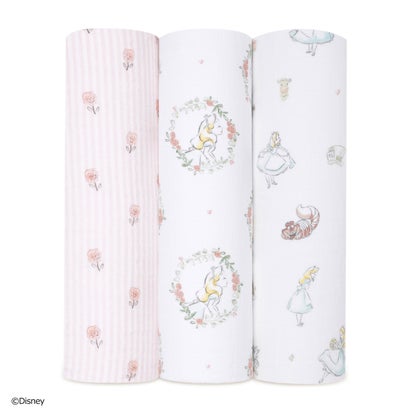 aden+anais（エイデンアンドアネイ）を代表するコットンモスリン素材で作られたディズニーベビーコレクションのスワドル。愛らしいディズニーキャラクターたちがデザインされています。実用的な3枚セットで、毎日の育児に欠かせないアイテムです。コットンモスリンは、伝統的におくるみとして愛用されてきた通気の良い素材。細やかな織りが特徴で、ムレを防ぎながら、体温調整がまだ難しい赤ちゃんを快適にサポートします。スワドルを使って赤ちゃんを優しくしっかり包むことでモロー反射を抑え、まるでママのおなかの中にいるような安心感を与えられるといわれています。エイデンアンドアネイのスワドルは、ダブルガーゼの柔らかさが魅力。赤ちゃんのお肌に優しく、使うたびに心地よさを実感できます。おくるみとしてだけでなく、ベビーカーの日よけや授乳ケープ、おむつ替えシート、プレイマット、吐き戻しの汚れカバーとしても活躍します。大判サイズなので多用途に使え、外出時もコンパクトにたたんで持ち運べる便利さが魅力です。何枚あっても重宝するスワドルは、赤ちゃんが大きくなった後もブランケットやタオル、ベッドシーツなどとして長く活躍します。※商品により柄の出方が異なる場合がございます。※お使いのモニターにより、実際のものと色が異なる場合がございます。◇対象年齢おたんじょうから◇材質コットン100%◇ご使用方法・STEP1.おくるみを三角形に折り、赤ちゃんを真ん中に寝かせます。この時、肩がおくるみからはみ出さないように気をつけましょう。・STEP2.赤ちゃんの片方の腕を肘から曲げて胸の上に置き、おくるみの端を持って赤ちゃんを包みます。余った布は体の下に巻き込みます。・STEP3.もう片方の腕も胸の上に置き、おくるみを肩から体の下へと巻き込み、しっかりと固定したら完成です。※モロー反射は上半身に現れるため、上半身を包むだけでもOK。股関節の成長を妨げないよう、足元はゆとりをもたせておきます。◇お手入れ方法・洗濯機で洗えます。・タンブラー乾燥はお避けください。◇注意事項摩擦（特に湿った状態での摩擦）や、汗や雨等で濡れた時は他の衣類等に色落ち・色移りする事がありますのでご注意ください。ご使用の前に一度、洗濯することをおすすめします。プリント製品の場合は、合成皮革の製品に大変移り易い性質があります。お取り扱いには十分ご注意ください。【サイズ】H 0 cm W 120 cm D 120 cm別カラーはこちら！ ブルー(トイストーリー)　オレンジ(くまのプーさん／ウィニーインザウッズ)　グレー(マイダーリンダンボ)　ブルー(ミッキー＋ミニー)