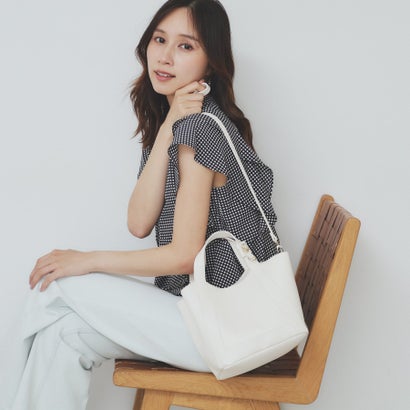 インデックス index 【2WAY】フラワーパーツ付き合皮ミドルトートバッグ （ホワイト(001)）