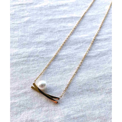 キュー Q パールオンクロスネックレス （ゴールド）