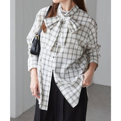 カジュアル・きれいめ両方使える！チェック柄の2WAYボウタイチェックシャツ♪　■point・バンドカラーのシンプルな衿デザイン・ゆったり適度なボリューム袖・取り外し可能なボウタイ付■detailカジュアル過ぎず着まわしやすいウィンドウペンチェックのブラウス。取り外し可能なボリューム感あるボウタイ付。ゆったりしたサイズ感でカジュアルな雰囲気に仕上げました。■fabric柔らかい綿入りの先染めチェック柄素材を使用しています。-------------------透け感：ややあり厚さ： やや薄手伸縮性： なし裏地： なしポケット： なし洗濯方法：洗濯機OK-------------------■coordinate一枚ではもちろんニットやベストを重ねるのもおすすめ。ボウタイとシャツ、それぞれ単体でも使える着回し力のあるアイテム。※ご覧のモニター環境により、画像の色味と多少異なる場合がございます。M : 【着丈】74cm / 【肩幅】45cm / 【胸囲】114cm / 【袖丈】58cm別カラーはこちら！ ブラック