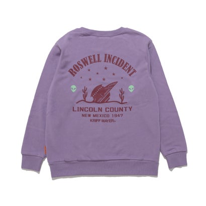 《KRIFF MAYER 2025秋冬アイテム 「シフォンタッチクルー(UFO)」》ふんわりもっちり、やさしく包まれるような着心地♪伸縮性のあるシフォンタッチ裏起毛素材で、毎日着たくなるスウェットができました。1947年、アメリカ・ニューメキシコ州ロズウェルで起きた“UFO墜落事件”をモチーフにした、ユニークなバックプリントがポイント！両脇にプリントされた宇宙人は、暗いところでほんのり光る蓄光プリント仕様ちょっと不思議でちょっとカワイイ、遊び心たっぷりな一枚です。フロントには、ブランドロゴにちょこんと座って手を振る宇宙人の姿が…？細部までユニークさを詰め込んだデザインに仕上げました♪ピリング(毛玉)になりにくい綿と、きめ細やかで保温性のあるポリエステルでいいとこどりな素材でやわらかくてあたたかく、アクティブな毎日にもぴったり◎小学校低学年〜高学年の、キッズ〜ジュニアサイズに加え、メンズSサイズ以下だけどキッズの160cmでもない。。。そんな微妙な時期のお子様に対応する170cmまで！------------------------------------------シルエット：スタンダード生地の厚さ：普通透け感：なし伸縮性：ありケア方法：洗濯機洗い可（ネット使用）------------------------------------------●KRIFF MAYER（クリフメイヤー）家族みんなの毎日に楽しさと笑顔をお届けしたい。クリフメイヤーの服にはそんな思いがたくさん詰め込まれています。メンズ・レディース・キッズ、更にドッグウェアまで展開。何気ない日々が特別な思い出に変わる瞬間を演出する、ベーシックかつオリジナリティーあふれる新しいデイリーウエアを提案します。120cm : 【着丈】46cm / 【肩幅】33.5cm / 【胸囲】78cm / 【袖丈】41.5cm別カラーはこちら！ ブルー(SAX)　ネイビー(NAVY)　グレー(GRAY)