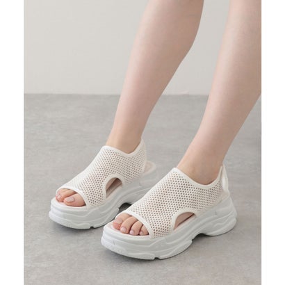 透け感のあるメッシュ素材の厚底スニーカーソールサンダル！足元全体を包み込みながら、肌の透け感も感じるメッシュ素材は、ゴツイ印象になりすぎず、女性らしさと涼しさが漂うおススメのデザイン。クッション性の高いスニーカーソールは、履き心地も抜群でアクティブに過ごしたい日にも◎。ブラック×ホワイトのモノトーンカラーバランスも効いているから、履くだけで抜け感のあるスタイルに魅せてくれそう！この夏、ヘビロテ間違いなしの1足です。■サイズ（cm）【35】22.5ヒール：6cm / プラットフォーム：4cm 【36】23ヒール：6cm / プラットフォーム：4cm 【37】23.5ヒール：6cm / プラットフォーム：4cm 【38】24ヒール：6cm / プラットフォーム：4cm 【39】24.5ヒール：6cm / プラットフォーム：4cm 【40】25ヒール：6cm / プラットフォーム：4cm ■素材ポリエステル. 底甲PVC■モデル情報-■原産国MADE IN CHINA■注意事項・撮影画像と実物の色合いが多少異なって見える場合がございます。・サイズは平置きでの採寸となりますので、測定方法によって多少の誤差が生じる場合がございます。・入荷・生産時期により、色味、サイズ、素材などが多少異なる場合がございます。・本製品は生産過程におきまして、生地を織る際の糸の継ぎ目や多少のほつれが生じることがあります。・お手頃な価格でご提供しているため、簡易包装となっており、保管・梱包時にシワが生じる場合がございます。・靴商品については、商品箱が破損している場合がございます。上記内容について、あらかじめご了承くださいますようお願い申し上げます。【ヒールの型】厚底 / 【トゥタイプ】ラウンド別カラーはこちら！ ブラック