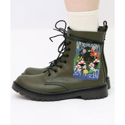 秋冬コーデに欠かせない、人気の刺繍ブーツが今年も登場です！！カラー展開はこれからの季節にぴったりな09（ブラック）・36（カーキ）・57（ボルドー）の3色展開。大人っぽく落ち着いたカラーに、サイドのスカラーちゃんのPOPな刺繍がとってもカワイイ！さらにお花やキノコなど秋らしいモチーフが色鮮やかな刺繍で表現されています♪靴ひもだけでなく内側にはジップも付いているので簡単に着脱が可能◎パンツと合わせてカジュアルにかっこよく、スカートと合わせてカワイくコーデしてもOK！柄レギンスやカラータイツなどとコーディネートしていただくのもオススメです。●model着用：09（ブラック）・36（カーキ）・57（ボルドー）【ヒールの型】フラット / 【トゥタイプ】ラウンド / 【クロージング】ジッパー別カラーはこちら！ ブラック　レッド(ボルドー)