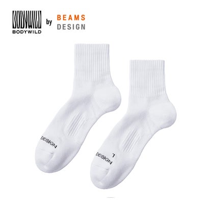 【BODY WILD】「WEAR THE WILD」。自然でありのままいられること。自分らしくポジティブでいられること。身体に、ライフスタイルにいつも寄り添う、身に着けるだけで気分が上がるような高揚感を得られる、活力に満ちたブランドです。【BODY WILD by BEAMS DESIGN】着心地にこだわったBODY WILDの機能はそのままに、BEAMS DESIGNの感性とディティールアレンジでお届けするリミテッドコレクション。テーマは「BORDER CROSSING RUN CLUB」BORDER CROSSINGとは、【越境】＝境界を超える（横断する）を意味します。様々なシチュエーションやジャンル・世代・性別をランニングをするように横断し、自由で快適なウエアを提案します。★快適サポート設計土踏まずを持ち上げ荷重を分散させるアーチサポート設計で快適な履き心地で動いた時のズレ・ずり込みも防止します。★左右設計履き心地を考えた左右設計で、R(右)L(左)のマークが付いています。-----デザイン＆素材-----・快適サポート設計・左右設計・表糸綿100％・つま先・足裏ロゴあり※商品の特性上、着用された場合はご返品をお受けできませんのでご注意ください。別カラーはこちら！ グレー(グレーシュパープル)　グレー(モクグレー)　イエロー(ダークイエロー)　ブラック　ブラウン(ダークブラウン)　オレンジ(ダークオレンジ)　パープル(ダークパープル)