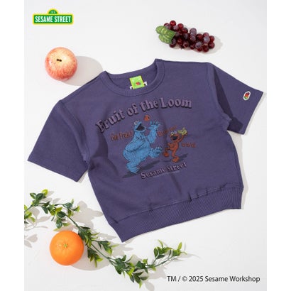 【FRUIT OF THE LOOM】SESAME STREETコラボのハーフスリーブスウェットが登場♪◇DETAIL◇●セサミコラボプリント●コットン100％●ユニセックス・キッズ展開SESAME STREETとFRUIT OF THE LOOMがコラボしました！肌ざわりの良い甘編み裏毛を使用したハーフスリーブスウェットは、スウェットとT-シャツの良い部分をどちらも取り入れたアイテムです。非常に軽く長時間の着用時のストレスを軽減し、ソフトで肌ざわりが良く膨らみを感じる質感を持ち合わせます。コットン100％なので、お子様の着用も安心してお使いいただけます。また、クッキーモンスターとエルモの楽しいPOPなグラフィックが子供心をくすぐります。こちらは大人サイズ（81350400）もご用意もあります。親子で兄弟等でお揃いもおすすめです！【Fruit Of The Loom(フルーツオブザルーム)】160年以上の歴史を持つ、アメリカのベーシックアパレル/アンダーウェアメーカー。現在アメリカ・ケンタッキー州に本拠地を置き、 米国のアンダーウェア、プリント用Tシャツ市場ではTOPブランドとしての地位を確立しています。古くからアメリカ人のライフスタイルに溶け込み、この果実のロゴを知らないアメリカ人はいないと言われており、国内でもプリントTシャツのボディやアンダーウェアのブランドとして広く知れ渡っています。110cm : 【着丈】39cm / 【胸囲】80cm別カラーはこちら！ グリーン(サックス)