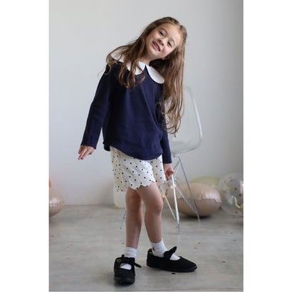 商品番号:77-004523- mini&mom - ハートポケットが可愛い、裾スカラップショートパンツお尻のハートポケットが愛らしいショートパンツ。裾のスカラップデザインがガーリーで、コーデのアクセントになる一枚です。ウエストはゴム仕様で、着脱が簡単かつストレスフリーなデザイン。柔らかく動きやすい素材で、元気なお子さまも快適に過ごせます。親子リンクコーデにぴったりなトレンド感のあるアイテムです。※ツイルクロスドットテーパードパンツと合わせていただくと、ママとのリンクコーデがお楽しみいただけます。------------------------透け感/アイボリーのみややあり光沢感/なし伸縮性/なし裏地/なし厚み/普通------------------------※着用中の摩擦や、汗、水濡れにご注意ください。濃色品は、色落ちや他のものへ色移りすることがあります。※デニム製品は色落ちや縮みが発生しますので、手洗いで単独洗いをお勧めします。※1枚1枚加工しているため、色や形にそれぞれ差があります。※ドットプリント部分は、生地表面に細かく短い繊維を毛羽状に植え付けたフロッキー加工です。加工の特性上、着用や洗濯を繰り返すことにより毛羽が少なくなります。スチームを当てないでください。■モデル情報Emily【104cm】ブルー着用Sophie【113cm】アイボリー、ブルー着用Nina【105cm】ライトブルー着用Monica【106cm】アイボリー、ライトブルー着用Lily【105cm】アイボリー、ライトブルー着用■実寸サイズ(平置き)【100cm】総丈27.5cm 股上22cm 股下5.5cm ウエスト22-27cm ヒップ36cm 裾幅22cm【110cm】総丈29cm 股上23cm 股下6cm ウエスト23-28cm ヒップ38cm 裾幅23cm【120cm】総丈30.5cm 股上24cm 股下6.5cm ウエスト24-29cm ヒップ40cm 裾幅24cm【130cm】総丈32cm 股上25cm 股下7cm ウエスト25-30cm ヒップ42cm 裾幅25cm【140cm】総丈33.5cm 股上26cm 股下7.5cm ウエスト26-31cm ヒップ44cm 裾幅26cm※デザインや加工・生地により、同商品であっても多少の誤差が生じる場合がございます。■素材【アイボリー】本体/綿100%袋布/ポリエステル80% 綿20%【ブルー、ライトブルー】本体/綿90% ポリエステル10%袋布/ポリエステル80% 綿20%■生産国中国別カラーはこちら！ ブルー(BLUE)　ブルー(LIGHT-BLUE)