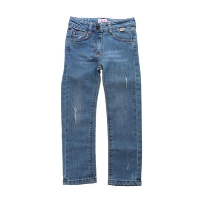 程よいダメージ加工が施されたキッズ用デニムパンツです。ストレートシルエットで動きやすく、アクティブなシーンにも対応。柔らかな素材感で快適に着用でき、デイリーコーデにも取り入れやすい一本。シンプルながらトレンド感を演出し、カジュアルスタイルに...