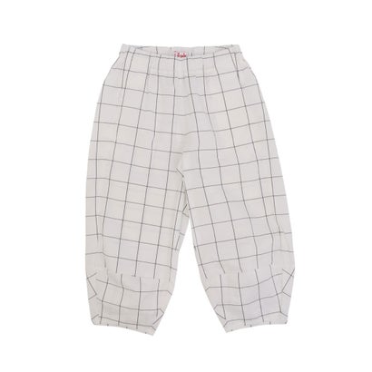 爽やかなチェック柄が特徴のキッズ用パンツです。ゆったりとしたシルエットで動きやすく、快適なはき心地を実現。裾にタックを入れることで立体感を出し、おしゃれな印象に仕上げています。ウエストは総ゴム仕様で着脱も簡単、デイリーに活躍するアイテムです...