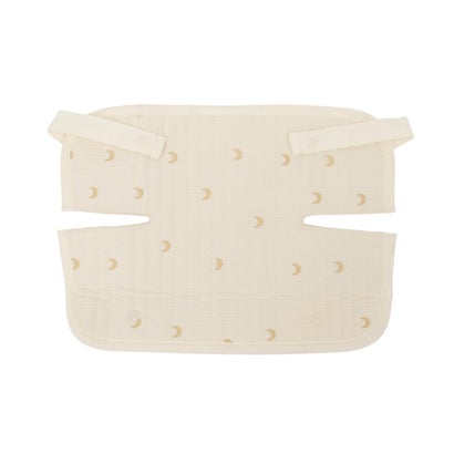 キルティングをほどこしたやわらかな触り心地のよだれカバーです。それぞれ異なるかわいいモチーフを刺しゅうした総柄デザイン。扱いやすいドットボタンを採用しており、装着もスムーズです。前向きと対面のどちらでも抱っこできるため、用途や場面に合わせて使い分けられます。【素材】表側：綿100% 中わた：ポリエステル100% 裏側：綿80% 裏側：ポリエステル20% パイピング部分：ポリエステル85% パイピング部分：綿15%FREE : 【たて】21cm / 【よこ】29.5cm別カラーはこちら！ ブルー(L・ブルー)　レッド(L・ピンク)