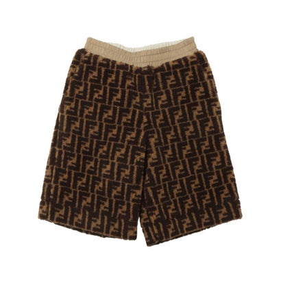 ふんわりとしたファー素材が目を引く総柄ショートパンツ。存在感のあるデザインながら、柔らかな肌触りで履き心地も快適です。ウエストはゴム仕様でフィット感があり、動きやすさも抜群。シンプルなトップスと合わせるだけでおしゃれに決まる主役級のアイテム...