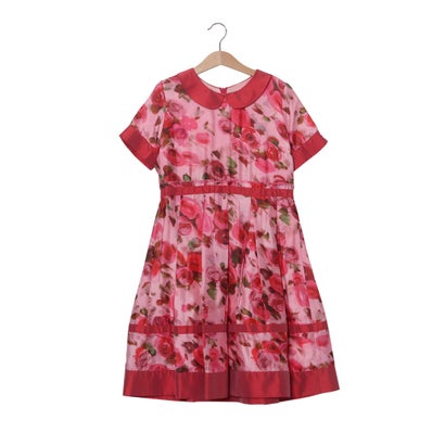 鮮やかなフラワープリントが映える華やかなワンピース。丸襟デザインが上品で、特別な日の装いにもぴったりです。ふんわり広がるシルエットが女の子らしさを引き立てます。フォーマルにもカジュアルにも使える一枚です。※当ブランドはインポートセレクト品として、FENDI・STORY LORIS・Chlo?・SIMONETTA をはじめとする複数の海外ブランドの商品を厳選して販売しております。そのため、ブランドタグや洗濯表示タグがない場合がございます。品質には問題ございませんので、安心してお買い求めください。150 : 【着丈】79cm / 【肩幅】31cm / 【胸囲】74cm / 【袖丈】18cm