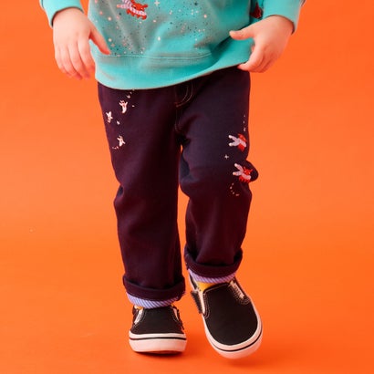 深海をイメージしたユニークなデザインのストレートパンツです。刺しゅうには蓄光糸を使用しており、暗いところで生き物たちが光ります。折り返すとチラ見えする裾裏のストライプ地もポイント。ウエストはアジャスターゴム入りの設計で、スムーズな着脱が叶います。内側にお名前を記入できるタグつき。【おすすめの着用時期は秋冬シーズン】 【透け感】透けない【生地の厚さ】普通【伸縮性】あり【裏地】あり【ポケット】あり【アジャスター】あり【製品寸法】90cm ウエスト:44 股上:18.5 股下:30.5 裾周り:22.5100cm ウエスト:46 股上:18.5 股下:36.5 裾周り:24110cm ウエスト:48 股上:19 股下:42.5 裾周り:25.5120cm ウエスト:50 股上:20 股下:47.5 裾周り:27130cm ウエスト:52 股上:21 股下:52.5 裾周り:28.5【素材】本体：綿75%本体：ポリエステル21%本体：ポリウレタン4%リブ部分：綿95%リブ部分：ポリウレタン5%別布：綿100%【モデル】キャメル：モデル身長：92cm 着用サイズ：90cm 紺：モデル身長：92cm 着用サイズ：90cm90cm : 【ウエスト】44cm / 【股上】18.5cm / 【股下】30.5cm100cm : 【ウエスト】46cm / 【股上】18.5cm / 【股下】36.5cm110cm : 【ウエスト】48cm / 【股上】19cm / 【股下】42.5cm120cm : 【ウエスト】50cm / 【股上】20cm / 【股下】47.5cm130cm : 【ウエスト】52cm / 【股上】21cm / 【股下】52.5cm別カラーはこちら！ ブラウン(キャメル)