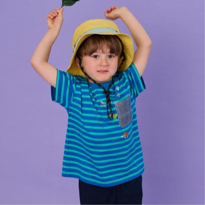 ダンガリーの胸ポケットから古代生物が飛び出しているようなデザインの半袖Tシャツです。後ろ身頃にはシーラカンスの刺しゅうをプラス。ベーシックなボーダー柄で普段使いしやすく、さまざまなボトムと相性良く決まります。内側にお名前を記入できるタグつき。※80、90サイズのみ肩開き【透け感】透けない【生地の厚さ】普通【伸縮性】あり【裏地】なし【ポケット】あり【アジャスター】なし【製品寸法】80cm 着丈:35.5 胸囲:64 肩巾:30 袖丈:8.590cm 着丈:37.5 胸囲:66 肩巾:31 袖丈:9.5100cm 着丈:40.5 胸囲:70 肩巾:33 袖丈:11.5110cm 着丈:44.5 胸囲:74 肩巾:35 袖丈:12.5120cm 着丈:48.5 胸囲:78 肩巾:37 袖丈:13.5130cm 着丈:52.5 胸囲:82 肩巾:39 袖丈:14.5【素材】本体：綿95%本体：ポリウレタン5%ポケット部分：綿100%【モデル】ブルー：モデル身長：109cm 着用サイズ：110cm80cm : 【着丈】35.5cm / 【肩幅】30cm / 【胸囲】64cm / 【袖丈】8.5cm90cm : 【着丈】37.5cm / 【肩幅】31cm / 【胸囲】66cm / 【袖丈】9.5cm100cm : 【着丈】40.5cm / 【肩幅】33cm / 【胸囲】70cm / 【袖丈】11.5cm110cm : 【着丈】44.5cm / 【肩幅】35cm / 【胸囲】74cm / 【袖丈】12.5cm120cm : 【着丈】48.5cm / 【肩幅】37cm / 【胸囲】78cm / 【袖丈】13.5cm130cm : 【着丈】52.5cm / 【肩幅】39cm / 【胸囲】82cm / 【袖丈】14.5cm別カラーはこちら！ ホワイト(オフ ホワイト)　グレー