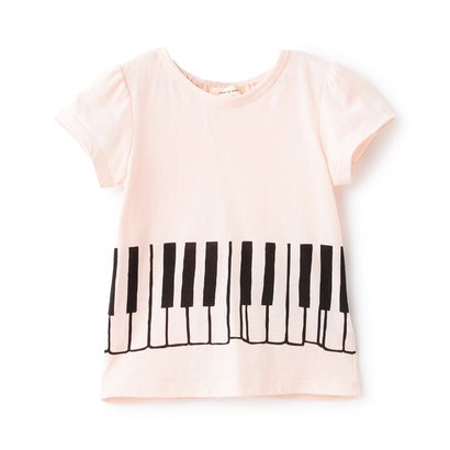 ピアノの鍵盤が前後に繋がってプリントされたTシャツです。後ろ衿ぐりはゴム仕様で、お着替えしやすいのも魅力。ベーシックなシルエットでさまざまなボトムスと相性が良く、ウエストインでもアウトでもおしゃれに決まります。【透け感】透けない【生地の厚さ】普通【伸縮性】あり【裏地】なし【ポケット】なし【製品寸法】80cm 着丈:31.6 身巾:26.5 肩巾:21.5 袖丈:790cm 着丈:34.6 身巾:28 肩巾:22.5 袖丈:7.5100cm 着丈:37.9 身巾:30 肩巾:24.5 袖丈:8110cm 着丈:40.9 身巾:31.5 肩巾:26 袖丈:8.8120cm 着丈:43.9 身巾:33 肩巾:27.5 袖丈:9.6130cm 着丈:46.9 身巾:34.5 肩巾:29 袖丈:10.4【素材】綿100%【モデル】80cm : 【着丈】31.6cm / 【肩幅】21.5cm / 【胸囲】53cm / 【袖丈】7cm90cm : 【着丈】34.6cm / 【肩幅】22.5cm / 【胸囲】56cm / 【袖丈】7.5cm100cm : 【着丈】37.9cm / 【肩幅】24.5cm / 【胸囲】60cm / 【袖丈】8cm110cm : 【着丈】40.9cm / 【肩幅】26cm / 【胸囲】63cm / 【袖丈】8.8cm120cm : 【着丈】43.9cm / 【肩幅】27.5cm / 【胸囲】66cm / 【袖丈】9.6cm130cm : 【着丈】46.9cm / 【肩幅】29cm / 【胸囲】69cm / 【袖丈】10.4cm別カラーはこちら！ ホワイト(オフ ホワイト)　パープル(ラベンダー)
