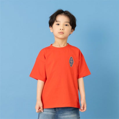 後ろで魅せる、ストリートロゴTシャツ。【デザインポイント】・肌ざわりの良い綿100％素材で、デイリーに使いやすいTシャツです・ゆったり着られるリラックス感のあるワイドシルエット・フロントはさりげないワンポイントでシンプルに！・バックには存在感のある大きめロゴを配置し、ストリート感のある仕上がりにしました。・カラーごとに異なるグラフィックで、選ぶ楽しさも◎【スタイリング】・ショートパンツやデニムと合わせて、ラフなストリートスタイルに・ゆるめシルエットなので、1枚でサマになるのがポイント♪・シンプルコーデでも後ろ姿までしっかりキマりますーーーーーーーーー※モデル着用写真より商品写真が最も実物に近い色味です。※商品の色味は、撮影場所や光のあたり具合などにより色味が違って見える場合が御座います 。また、お客様のお使いのPCのモニター環境などにより色味が違って見える場合が御座います。予めご了承の上ご注文下さい。【透け感】やや透ける【生地の厚さ】普通【伸縮性】あり【裏地】なし【ポケット】なし【アジャスター】なしーーーーーーーーーーーー【 and D.petit main 】ーーーーーーーーーーーー　Daily （日々の）、Dear （大事な ）、 Dad （パパ）　デイリーウエアを、大事な子どもと、パパにも！　カジュアルで動きやすく着やすい、 　パパもお揃いで着たくなるくらいファッショナブル。 　デイリー使いできるロープライスアイテムを提案します。【 対象 】 3歳-12歳 Girls・Boys（90-150cm） 大人：FREE（ワンサイズ）【製品寸法】90cm 総丈:39 胸囲:72 肩巾:35 袖丈:11.5100cm 総丈:42 胸囲:76 肩巾:37 袖丈:12.5110cm 総丈:45 胸囲:80 肩巾:39 袖丈:13.5120cm 総丈:48 胸囲:84 肩巾:41 袖丈:14.5130cm 総丈:51 胸囲:88 肩巾:43 袖丈:15.5140cm 総丈:55 胸囲:93 肩巾:45 袖丈:17【素材】本体：綿100%リブ部分：綿95%リブ部分：ポリウレタン5%【モデル】90cm : 【肩幅】35cm / 【胸囲】72cm / 【袖丈】11.5cm / 【総丈】39cm100cm : 【肩幅】37cm / 【胸囲】76cm / 【袖丈】12.5cm / 【総丈】42cm110cm : 【肩幅】39cm / 【胸囲】80cm / 【袖丈】13.5cm / 【総丈】45cm120cm : 【肩幅】41cm / 【胸囲】84cm / 【袖丈】14.5cm / 【総丈】48cm130cm : 【肩幅】43cm / 【胸囲】88cm / 【袖丈】15.5cm / 【総丈】51cm140cm : 【肩幅】45cm / 【胸囲】93cm / 【袖丈】17cm / 【総丈】55cm別カラーはこちら！ ブルー　ブラック(黒)　ホワイト(白)