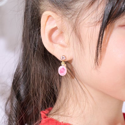 ピアスホールが不要な「貼るだけピアス」PiPPiです。メゾピアノ×おとぎネイルのネイルカラーとリンクするデザインで、統一感のあるコーディネートが完成します。軽くてデイリーに使いやすいサイズなのもポイント。耳元にときめきをプラスする魅力的なアイテムです。【取扱注意】金属アレルギーをお持ちの方はご使用をお控え下さい。ご使用前にしっかりと耳の油分を拭き取ってください。粘着力の低下につながる為、シール部分に指などが触れないようにご注意ください。【貼り替えシールについて】貼り替えシール4枚(2回分)入りですが、さらに貼り替えシールが必要な時は、パッケージに書いてある【貼り替えシールお問い合わせ先】をご確認ください。【製品寸法】F モチーフたて:2 モチーフよこ:1【モデル】F : 【モチーフのサイズ】1×2cm別カラーはこちら！ パープル(ラベンダー)