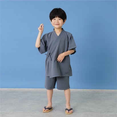 夏を快適に楽しむ、やわらかカットソー甚平。【デザインポイント】・やわらかなカットソー素材で、動きやすく快適な着心地です。・汗をかいても乾きやすい速乾機能付きで、暑い季節もさらっと快適！・甚平ならではの涼しさはそのままに、普段着感覚でラクに着られる1枚に仕上げました。・上下セットでコーデが完成する、うれしいセットアイテム・ロゴ刺繍がさりげないアクセントに【スタイリング】・夏祭りや夕涼み、お盆の帰省コーデにもぴったり・お風呂上がりや寝る前のリラックスタイムにも◎・サンダルや巾着合わせで、夏らしい雰囲気を楽しめますーーーーーーーーー※モデル着用写真より商品写真が最も実物に近い色味です。※商品の色味は、撮影場所や光のあたり具合などにより色味が違って見える場合が御座います 。また、お客様のお使いのPCのモニター環境などにより色味が違って見える場合が御座います。予めご了承の上ご注文下さい。【透け感】透けない【生地の厚さ】普通【伸縮性】あり【裏地】なし【ポケット】あり【アジャスター】なしーーーーーーーーーーーー【 and D.petit main 】ーーーーーーーーーーーー　Daily （日々の）、Dear （大事な ）、 Dad （パパ）　デイリーウエアを、大事な子どもと、パパにも！　カジュアルで動きやすく着やすい、 　パパもお揃いで着たくなるくらいファッショナブル。 　デイリー使いできるロープライスアイテムを提案します。【 対象 】 3歳-12歳 Girls・Boys（90-150cm） 大人：FREE（ワンサイズ）【製品寸法】S(100-110cm) 上物：総丈:43.5 胸囲:77 裄丈:12 下物：ウエスト:44 股上:20.3 股下:11.7 裾周り:17M(120-130cm) 上物：総丈:51 胸囲:87 裄丈:14 下物：ウエスト:48 股上:22.7 股下:14.3 裾周り:20L(140-150cm) 上物：総丈:60 胸囲:98 裄丈:16.5 下物：ウエスト:53 股上:25.5 股下:17.5 裾周り:23【素材】ポリエステル95%ポリウレタン5%【モデル】02 : 【胸囲】77cm / 【ウエスト】44cm / 【股上】20.3cm / 【股下】11.7cm / 【総丈】43.5cm03 : 【胸囲】87cm / 【ウエスト】48cm / 【股上】22.7cm / 【股下】14.3cm / 【総丈】51cm04 : 【胸囲】98cm / 【ウエスト】53cm / 【股上】25.5cm / 【股下】17.5cm / 【総丈】60cm別カラーはこちら！ ベージュ(グレージュ)　グレー(チャコール)