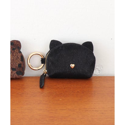 人気の猫シルエットキーケースチャームをフェイクハラコでアップデート。スタッズの鼻としっぽ引手の大人かわいさはそのままに、猫の毛並み感がリアルで更にかわいくなりました。カラビナ付きで、バッグに付けてチャームとして使えます。【ポイント】・バッグにさりげなく馴染む猫シルエットのキーポーチ・フェイクハラコ素材でリアルな毛並み感をプラス・控えめサイズで大人のバッグにも馴染む・内側に鍵が付けられるチェーン付き・鍵はもちろん、コインや小物の収納にも〇【スペック】・全長幅：13cm（リングを含む）・ポーチ部分底幅：7.5cm/口元から底までの高さ：6cm/底まち：3cm・カラビナの内径：約2.5cm・総重量：50g・素材違い（店舗品番：1251-700-1）【公式instagram】＠trysil_official新作アイテムやおすすめ商品の情報を随時UPしております。ぜひチェックしてみてください。【BRAND】T・S・L /ティーエスエル「可愛らしさ」と「デイリーユース」をキーワードに、自分らしいオシャレをするのが大好きな女性に向けたブランド。ほどよくトレンドをミックスし、手に取りやすい価格で提案。Happyな気分でお出かけできるバッグをお届けします。【ATTENTION】※画像の商品はサンプルです。実際の商品と色味、仕様、加工、サイズ、素材等が若干異なる場合がございます。・画像の商品は光の照射や角度により、実物と色味が異なる場合がございます。また表示のサイズ感と実物は若干異なる場合もございますので、予めご了承ください。【サイズ】◆ サイズ（cm）： 高さ6／横上（横下）7.5／マチ 3◆ 持ち手長さ（cm）： リング内径：2.5◆重量(g)： 50◆ ポケット数： ◆ 口元仕様： ファスナー◆ 付属品：別カラーはこちら！ グレー　ホワイト(アイボリー)　ブラウン