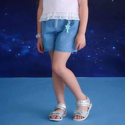星空をイメージしたディテールが目を引く、前ZIPデザインのショートパンツ。きらりと輝くラインストーンと、小さな星の刺しゅうをちりばめた華やかなデザインが、コーディネートにさりげない存在感をプラスします。カラーは、カジュアルに取り入れやすいデニムと、印象的なマルチグラデーションプリントの2色展開。それぞれ異なる表情が楽しめ、気分やスタイリングに合わせてお選びいただけます。さらに、蓄光仕様の星モチーフつき鍵型キーホルダーチャームがアクセントに。取り外し可能なので、その日の気分やコーディネートに合わせてアレンジを楽しめるのもポイントです。遊び心たっぷりのディテールで、自分らしい着こなしを楽しめます。接触冷感機能つきの生地を使用しているので、暑い季節でもさらりと快適なはき心地。ウエスト調節ゴム仕様。サイドポケットつき。内側にお名前を記入できるタグつき。【接触冷感】【おすすめの着用時期は秋冬シーズン】 【透け感】透けない【生地の厚さ】普通【伸縮性】なし【裏地】なし【ポケット】あり【アジャスター】あり【製品寸法】110cm ウエスト:46 股上:21.5 股下:7.5 裾周り:48120cm ウエスト:48 股上:22.5 股下:8 裾周り:50130cm ウエスト:50 股上:23.5 股下:8.5 裾周り:53.5140cm ウエスト:52 股上:24.5 股下:9 裾周り:56.5【素材】【マルチ】：綿61％【マルチ】：ポリエステル39％チャームの一部に蓄光加工：【ライトブルー】：綿50％チャームの一部に蓄光加工：【ライトブルー】：再生繊維（セルロース）32％チャームの一部に蓄光加工：【ライトブルー】：ポリエステル11％チャームの一部に蓄光加工：【ライトブルー】：レーヨン7％【モデル】ライト ブルー：モデル身長：118cm 着用サイズ：120cm マルチ：モデル身長：118cm 着用サイズ：120cm110cm : 【ウエスト】46cm / 【股上】21.5cm / 【股下】7.5cm120cm : 【ウエスト】48cm / 【股上】22.5cm / 【股下】8cm130cm : 【ウエスト】50cm / 【股上】23.5cm / 【股下】8.5cm140cm : 【ウエスト】52cm / 【股上】24.5cm / 【股下】9cm別カラーはこちら！ マルチカラー(マルチ)