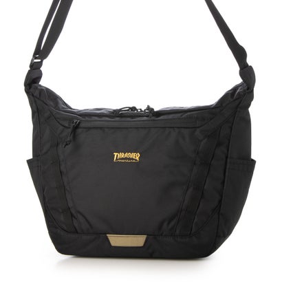THRASHER（スラッシャー）の機能的なショルダーバッグ。シックなブラック地にブランドロゴ入りのゴールドタグがアクセントになっています。フロントや内側にポケットを備えており、小物類を整理して収納可能。コンパクトながらも程よいマチがあり、お出かけやデイリーユースにぴったりの使い勝手抜群なアイテムです。FREE：高さ 25cm｜横幅 35cm｜マチ 13cm・A4対応（22×31cm)：〇・長財布（10×20cm）：〇・ペットボトル横向き（500ml）：〇・ペットボトル縦向き（500ml）：〇※こちらはジェイドグループの審査をクリアしたショップが安全なルートで買い付けた並行輸入品となります。メーカーの国内保証は受けられませんので予め御了承下さい。※デッドストック品などの場合、メーカー正規価格と異なる場合もございます。※輸入や検品ルートの都合上、商品によっては箱に痛みがある場合や検品中の若干のシワや傷、商品によってはセキュリティラベルを切り取っている場合などがございますが、正規品の確認済商品のため安心してお買い求め下さい。FREE : 【重さ】300g / 【高さ】25cm / 【幅】35-42cm / 【底マチ】13cm / 【ショルダーストラップの長さ】71-135cm