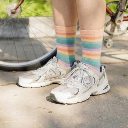 【デザイン】・ユニコーンやレインボーなど、女の子が大好きな「ゆめかわ」モチーフをたっぷり詰め込んだアソートソックス・はき口のフリルや編み上げリボン風など、どれを選んでも気分の上がるキュートなデザインが魅力・毎日の通学に欠かせないアイテムだからこそ、その日の気分で選べるバリエーションの豊富さがうれしいポイント【スタイリング】・パステル調のやさしいカラーリングで、いつものカジュアルコーデをぐっと甘く可愛くアップデート・スニーカーからのぞかせて、足元からポップなアクセントをプラスするスタイリングがおすすめ※靴下底のサイズ表記は海外輸出基準のため、リセマイン基準のサイズとは異なります。※モデル着用写真より商品写真が最も実物に近い色味です。※掲載画像の商品の色味は、光の照射や角度により実物と色味が異なる場合がございます。また表示のサイズ感と実物は若干異なる場合もございますので、予めご了承ください。【製品寸法】17-19cm 高さ:10.521-23cm 高さ:11.5【素材】綿70%ポリエステル27%ポリウレタン3%【モデル】※商品の特性上、着用された場合はご返品をお受けできませんのでご注意ください。17-19cm : 【総丈】10.5cm21-23cm : 【総丈】11.5cm別カラーはこちら！ ピンク　ピンク(ライト ピンク)　ピンク(サーモン ピンク)　パープル(ラベンダー)