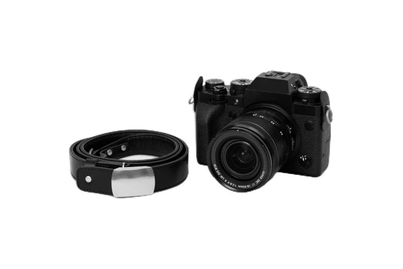 [drip] Flextrap フレックストラップ カメラストラップ カメラ用品 長さ調節可【見た目と機能にこだわった本格派カメラストラップ】映像クリエイター / レビュワーとして活躍する高澤けーすけ氏と作った、写真とカメラを愛する方向けの本格派カメラストラップです。【使いやすさを追求したストラップ】ベルトに使われるアジャスター構造を取り入れ、ストラップの長さを瞬時に変えることができます。首掛け / たすき掛けの切り替えが自在です。【こだわりの素材】革素材はdripでも人気の高い熟成レザーを使用。裏側は耐水性のある柔らかな牛革を使っているので、汗にも強いのが特徴です。金具部分はあえて色ムラを残してアンティーク感を出した真鍮素材。革と同様経年変化が楽しめる素材なので長く大切に使っていただけます。【Flextopとの併用がおすすめ】カメラストラップを素早く取り外せるクイックリリースパーツ「Flextop」と併せてお使いいただくことで、より使いやすく同一素材を使用しているので、統一感のあるスタイリングに。真鍮の経年変化について バックルや留め具に使用している真鍮素材はあえて塗装をせず、削り出しの無垢な状態にしています。 革同様使っていく内に色が変わり、金属特有の味のある経年変化を楽しめます。もし気になる場合は金属磨きを行なってもらえれば、元の輝きを取り戻すこともできるのでお好みに合わせて育ててあげてください