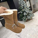 2024 冬 商品は 毛皮 一体の 雪 地 靴の 毛 羽 靴と 牛の 皮を めくる ファッション 靴の 女性 靴を 2つ 履いている