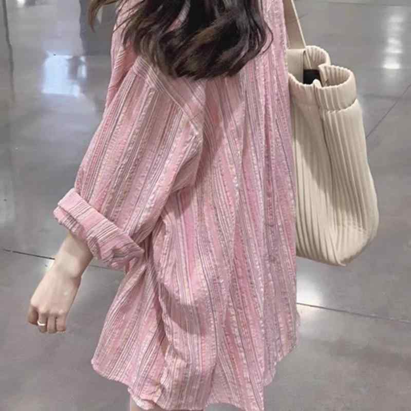 シャツ レディース 夏 薄手 ストライプ ピンク 日焼け防止 開襟 性 トップス 綿 UVカット 接触冷感 軽量 吸湿速乾・カテゴリ: シャツ・スタイル: アーバンカジュアル・主素材: ポリエステル95%以上・ネックライン: ポロネック・袖丈: 長袖・柄: ストライプ・カラー展開: ピンク・サイズ展開: S,M,L,XL,XXL・シルエット: フィット・着丈: 標準（50cm<着丈≤65cm）・フロント: シングルブレスト多ボタン・要素: ピンクストライプ・袖型: レギュラー