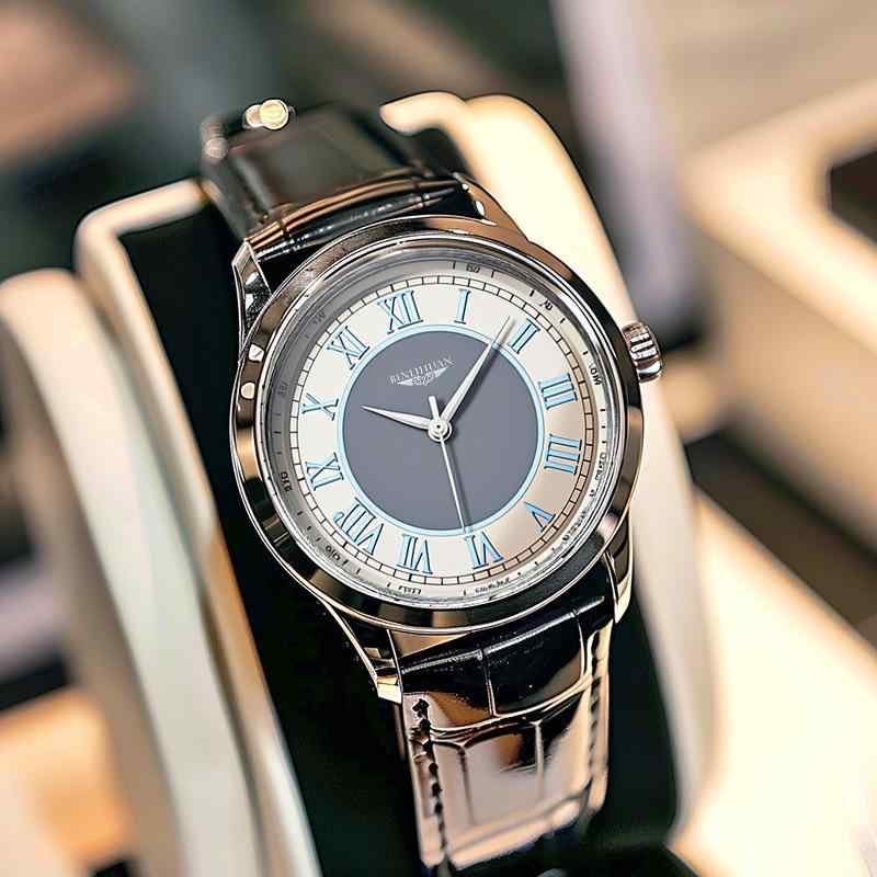 腕時計 男性用 シンプル ファッション 石英時計 レザーベルト 通勤用 普段使い 軽量 高級感 耐久性 防水・表示タイプ: アナログ・対象: 男性・スタイル: ファッション・防水能: 生活防水・ムーブメント: クォーツ・厚さ: 9mm・文字盤直径: 40mm・ガラス: 石英ガラス・バックル: 針式・バンド素材: 人工皮革・形状: 円形・ケース素材: 合金・裏蓋タイプ: 標準