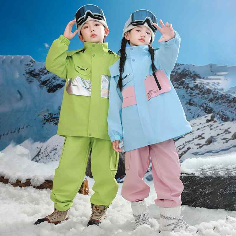 スキーウェア 子供 男女 セット アウトドア 登山 キャンプ 冬季 3ピース 防水 防風 防寒 伸縮性 軽量 吸湿速乾 高級感 保温・カテゴリ: 衝鋒衣・対象: 中性・主な素材: 100%ポリエステル・内側素材: ポリエステル・シルエット: ゆったり・着丈: 標準・柄: 無地・機能: 防水.防風.防汚防水・加工: テフロン防水防油・防水能: 1000mm・脱着可能: 可・セット内容: 三件セット・対象年齢: 8歳以上.140cm以上・適合身長: 120cm,130cm,140cm,150cm,160cm,170cm・適用スポーツ: スキー.アウトドア登山・適用シーン: 雪上スポーツ.ハイキング登山キャンプ・カラー展開: 紫色ジャケット+内胆,緑色ジャケット+内胆,青色ジャケット+内胆,紫色ジャケット+長ズボン,緑色ジャケット+長ズボン,青色ジャケット+長ズボン,紫色三件セット,緑色三件セット,青色三件セット