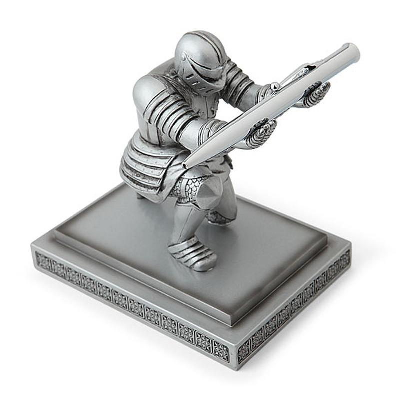 ペン立て デスク飾り ファンタジー 騎士 兵士 ヒーロー 鎧甲 跪姿 執行官 筆架 文房具 筆筒 ペン収納