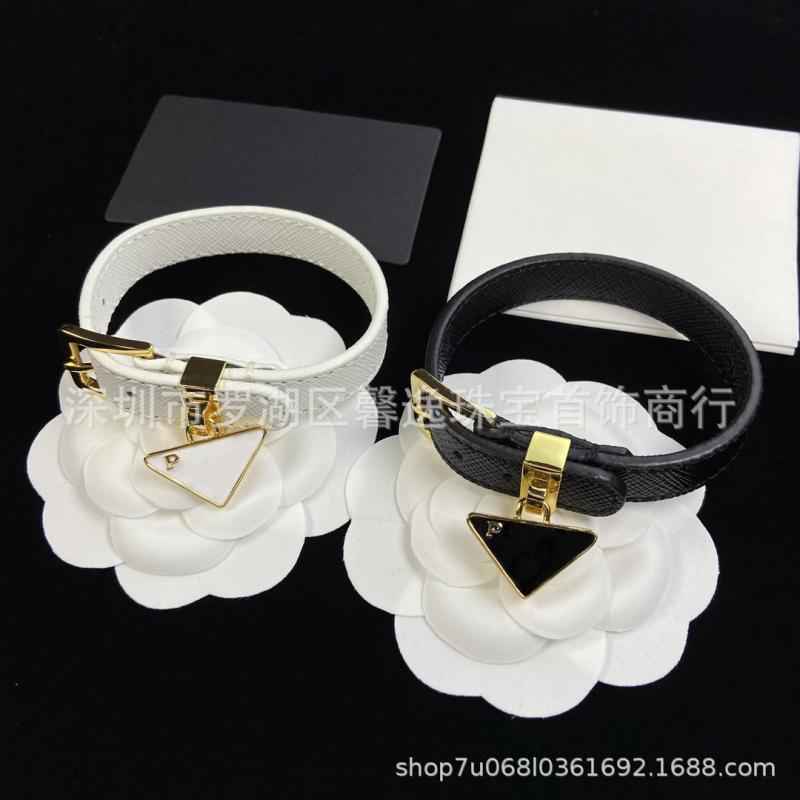 レディース ブレスレット レトロ 三角 編み レザー 縄 ヒップホップ 欧米風 汎用 ファッション 腕飾り 普段使い カジュアル 軽量