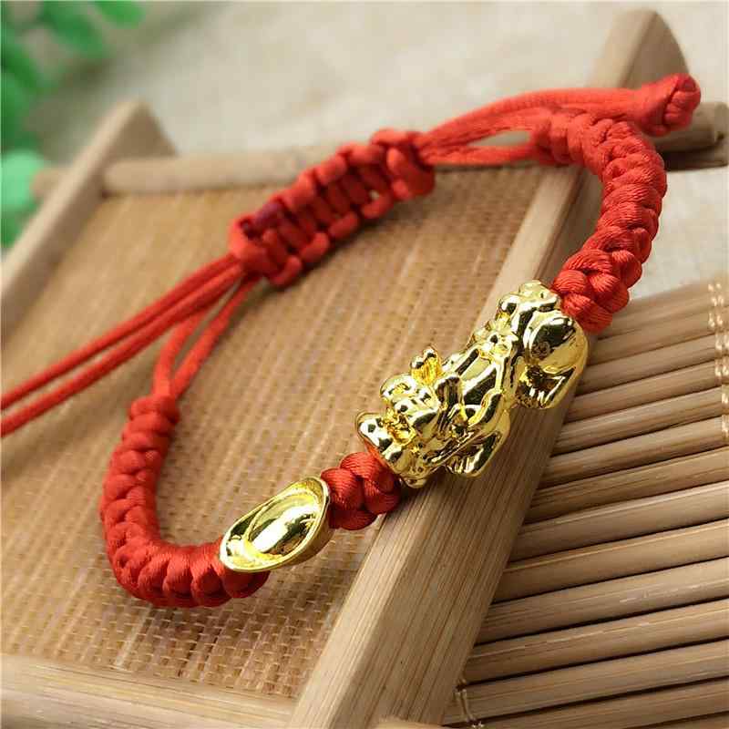 ブレスレット 腕輪 ビーズ 男女用 編み 赤い紐 幸運珠 皮革珠 ラッキーアイテム 通勤用 普段使い 高級感 軽量 皮革素材 赤系 金色 伸縮性 吸湿速乾 アクセサリー 飾り ジュエリー