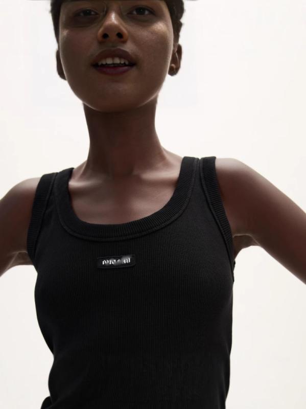 Other - タンクトップ レディース ニット インナートップス アルファベットプリント ベーシック ビッグシルエット シンプル 万能 レイヤリング 伸縮性 吸湿速乾 普段使い