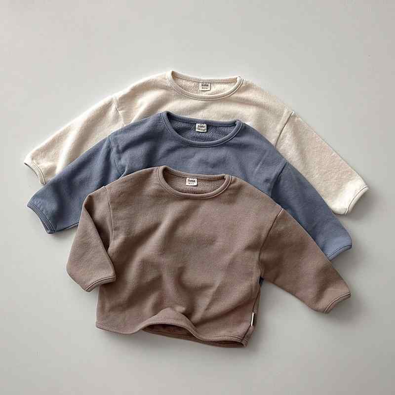 Rakuten - Tシャツ 子供 長袖 スウェット ラウンドネック カジュアル ゆったり シルエット 柔らかい 生地 快適 着心地 部屋着 普段使い 伸縮性 吸湿速乾 高級感 軽量 通気性 速乾性 肌触り フィット感 ルーズ シンプル スタイル デザイン 秋冬